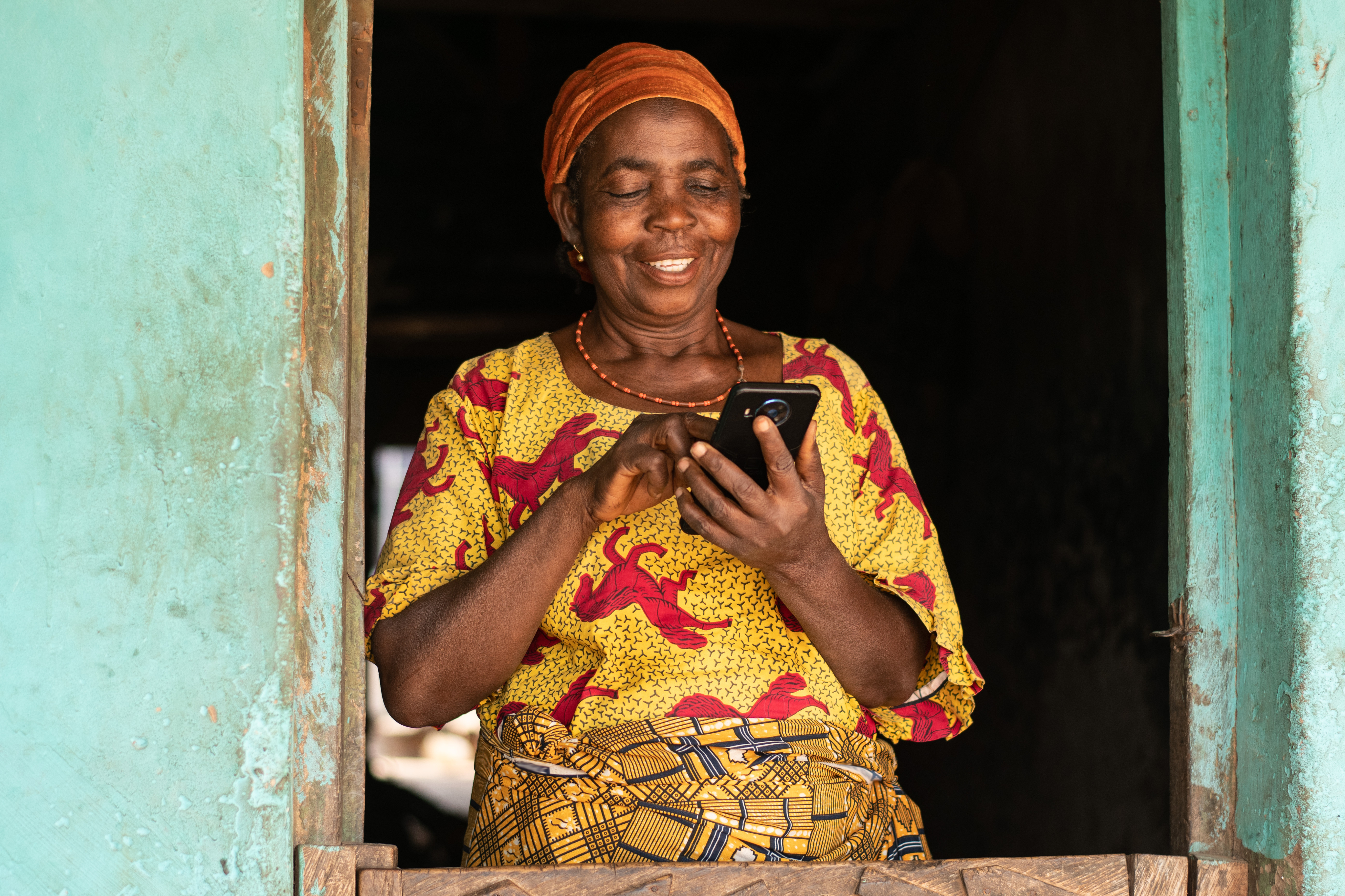Une femme utilise son téléphone pour ses opérations du quotidien.