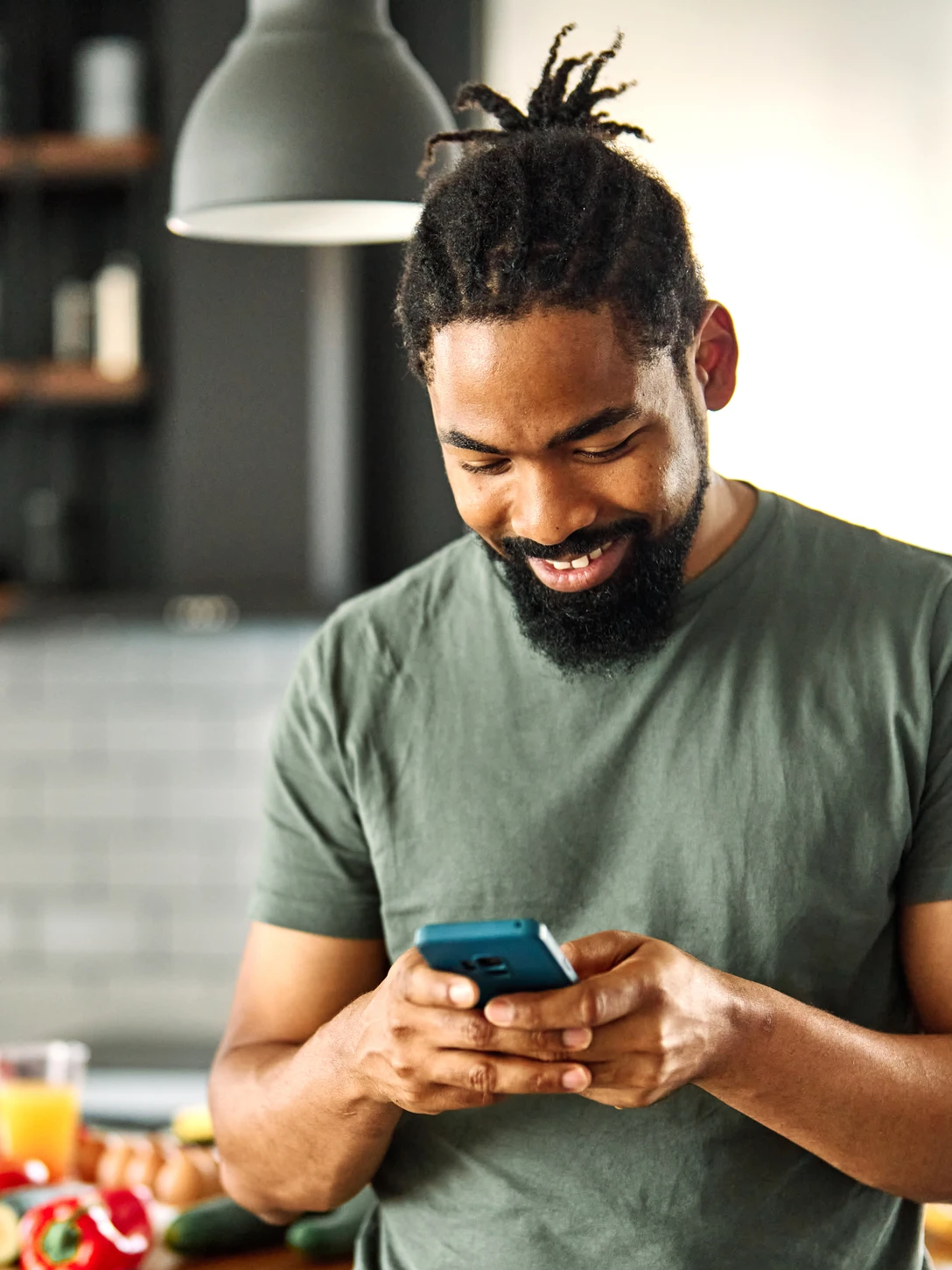 Un homme règle une facture depuis son téléphone.
